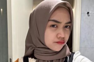 Diserang ‘Hate Comment’ Gara-gara Konten Ibunya di RS, Ria Ricis Bacakan Komentar Pedas dari Netizen