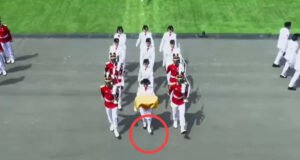 Sepatunya Copot Sebelah, Lilly Indiani Wenda Tetap Sukses Menjadi Pembawa Baki Bendera Merah Putih