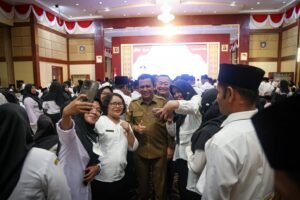 Gubernur Ansar Serahkan SK Untuk 703 Orang PPPK Tenaga Guru