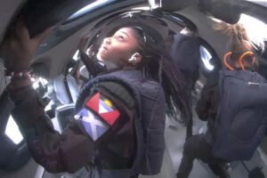 Virgin Galactic Berhasil Terbangkan Turis ke Luar Angkasa Pertama