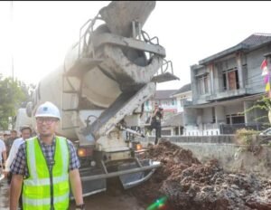 Wakil Walikota Tangsel Pastikan Pembangunan Turap Kali di Taman Mangu Indah Harus Tuntas