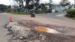 Rusak Parah, Jalan di Mukakuning Butuh Perbaikan
