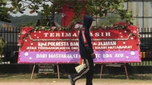 Bos PT BRB Tersangka, Konsumen Kirim Papan Bunga ke Polresta Barelang