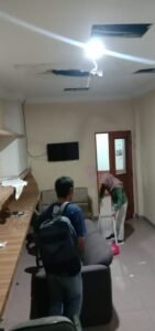 Plafon Ruang Wartawan DPRD Batam Ambruk, Seorang Wartawan Hampir Terkena