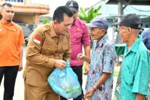 Gubernur Serahkan Bantuan Sosial Bagi Warga Kavling Lama Kota Batam