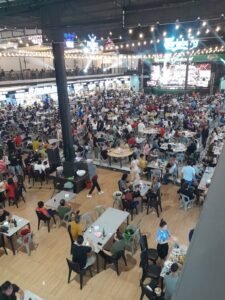 Ketika Amsakar Nyanyi Jangan Salah Menilai di Utama 98 Foodcourt yang Nyaman