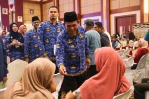 Ansar Serahkan Bantuan Sosial UEP dan Beras kepada Masyarakat Tanjungpinang dan Bintan