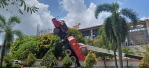 Alat Berat Kato Bermasalah Saat Angkat Material di Masjid Agung Batamcentre