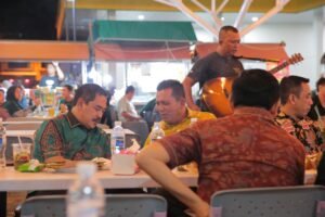 Komjen Pol Agus Nikmati Es Cendol dan Otak-otak Goreng di Akau Potong Lembu