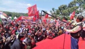 Di Tengah Terik Matahari, Mahfud Md Berkampanye di Batam