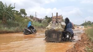 Jalan depan Bida Asri 3 Sambau Rusak dan Berlobang, Warga Berencana Tanam Pisang