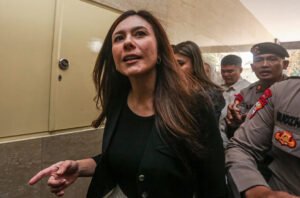 Komentar Netizen: Wulan Guritno Dimanfaatkan Uangnnya Sama Brondong