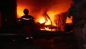 Kebakaran Hebat Landa Pabrik Plastik di Belakang SPBU Kabil