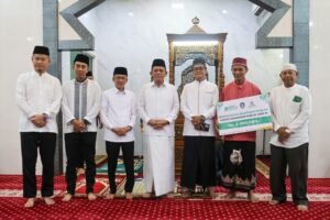 Buka Bersama di Masjid Darussalam Tanjungpinang, Ansar Serahkan Bantuan Senilai Rp20 Juta