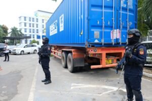 Satu Kontainer Mikol Ilegal Rp4,59 Miliar Disergap Bea Cukai di Depan Gudang PT BOS Kawasan Industri Buana Central Park