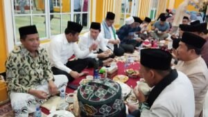 Buka Bersama di Masjid Qiblatain HM Rudi Serahkan Bantuan Rp100 Juta
