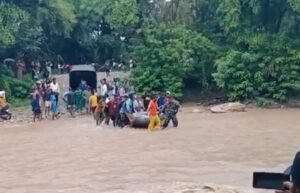 Hendak Bersalin Lewat Sungai Air Deras, Ibu Hamil Dievakuasi Tim Gabungan