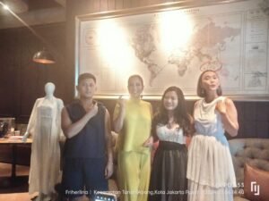 Baju Tidur dan Perhiasan Perak Asmara Sandhya Menampilkan Karya Perdana Handini