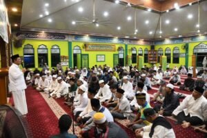 Ansar Ahmad Serahkan Bantuan Rp70 Juta Saat Safari Subuh di Masjid Baitul Karim Karimun