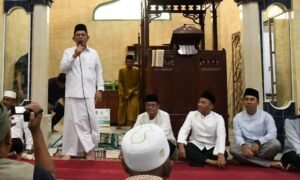 Gubernur Buka Bersama di Masjid Nurul Ikhlas Parit Benut dan Tarawih di Masjid Darul Kamal Huda