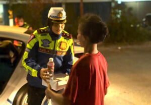 Sahur On The Road, Satlantas Polresta Barelang Bagikan Nasi Kotak