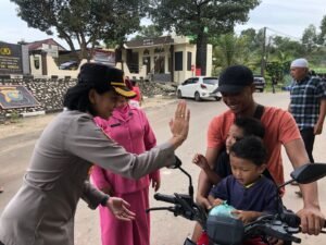 Berkah Bulan Ramadhan, Polsek Nongsa Bagikan Takjil ke Pengendara