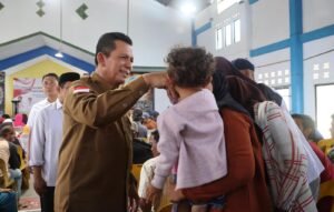 Gubernur Ansar Serahkan Bantuan Sembako Bagi Masyarakat Bintan Jelang Lebaran