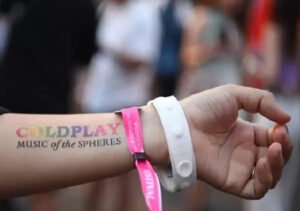 Indonesia Masuk Peringkat Pengembalian Gelang Konser Coldplay Paling Rendah