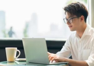 Seharian Bekerja Berhadapan dengan Layar Monitor, Ikuti Cara Merawat Mata yang Benar
