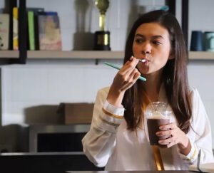 Berburu Takjil, Yuki Kato Dukung Kalangan Non Islam Bantu Pedagang Jajanan Buka Puasa