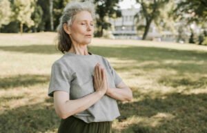 Penelitian Tebaru, Yoga Terbukti Sangat Bermanfaat Bagi Perempuan Lanjut Usia