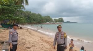 Polsek Sekupang Patroli Pengamanan di Pantai Tanjung Pinggir