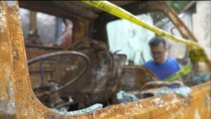 Mobil Box Perusahaan Jasa Titip di Kawasan Gudang Sei Panas Dibakar