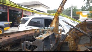Mobil Box Perusahaan Jasa Titip di Kawasan Gudang Sei Panas Dibakar Orang Tak Dikenal