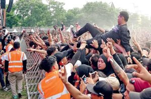 Mengenal Crowd Brigade, Petugas Keamanan untuk Konser Musik Cadas