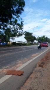 Jalan Raya Letjend Suprapto Batuaji Berdebu, Warga Minta Bos Proyek Bersihkan Ceceran Tanah