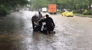 Banyak Drainase Dibeton, Jodoh dan Nagoya Banjir, Uang Pemotor Rp 4 Juta Lenyap