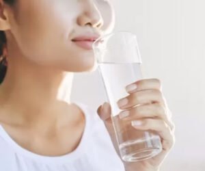 Benarkah Minum Air Putih Berlebih Bisa Berdampak Buruk bagi Kesehatan Ginjal? Simak Penjelasan dari Dokter