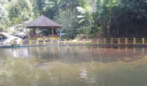 Pesona Air Terjun Neraja Bebatuan Bertingkat di Anambas