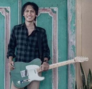 Bantu Palestina, Eross Chandra Sheila On 7 Lelang Gitar Kesayangan