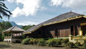 Belajar Budaya dan Sejarah dengan Mengunjungi Struktur Cagar Budaya Istana Damnah