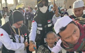 Kisah Polwan Penjaga Jamaah Haji: “Saya Tutupin Bapak itu Pakai Tubuh Saya Biar Tidak Kena Sinar Matahari”