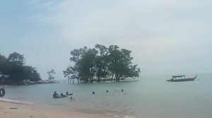 Pesona Pasir Pantai Pelawan, Menikmati Sunset Menatap Langsung Selat Malaka