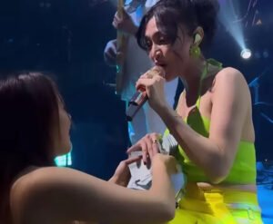 Wika Salim Dipeluk dan Panen Saweran