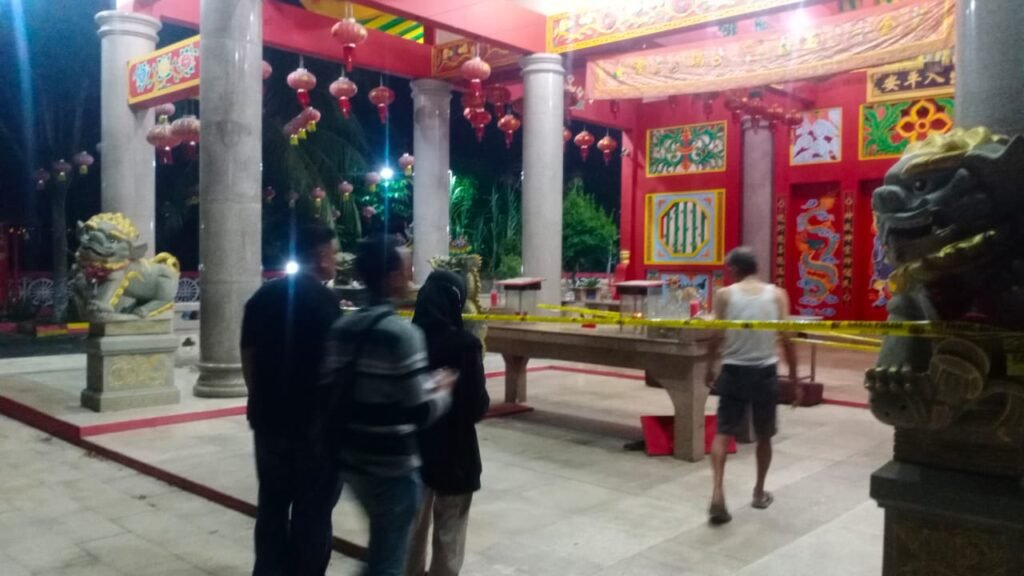 Tiba-tiba Pria Pakaian Serba Hitam Masuk Vihara di Batam dan Merusak, Ini Ciri-ciri Pelaku