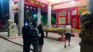 Tiba-tiba Pria Pakaian Serba Hitam Masuk Vihara di Batam dan Merusak, Ini Ciri-ciri Pelaku