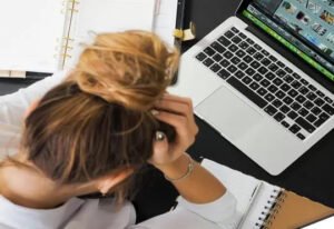 Mau Tahu Zodiak yang Paling Overthingking dan Selalu Berlarut-larut Meratapi Masa Lalu