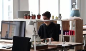 Super Sibuk, Empat Zodiak Ini Lebih Mengutamakan Pekerjaannya dari pada Keluarga, Ambisius!
