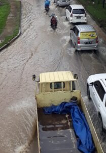 Drainase di Batuaji Tak Berfungsi, Air Meluap ke Jalan Raya