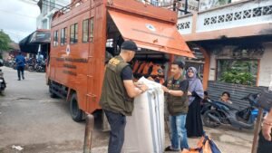 Di Tengah Cuaca Tak Menentu, Petugas di Bintan Antar Bantuan untuk 167 Korban Puting Beliung